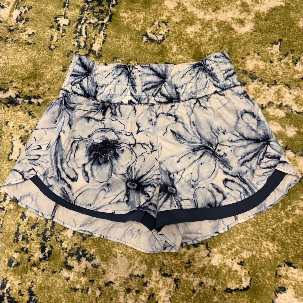 CALIA by Carrie Underwood Navy Floral Women's Step Up Athletic Shorts EUC